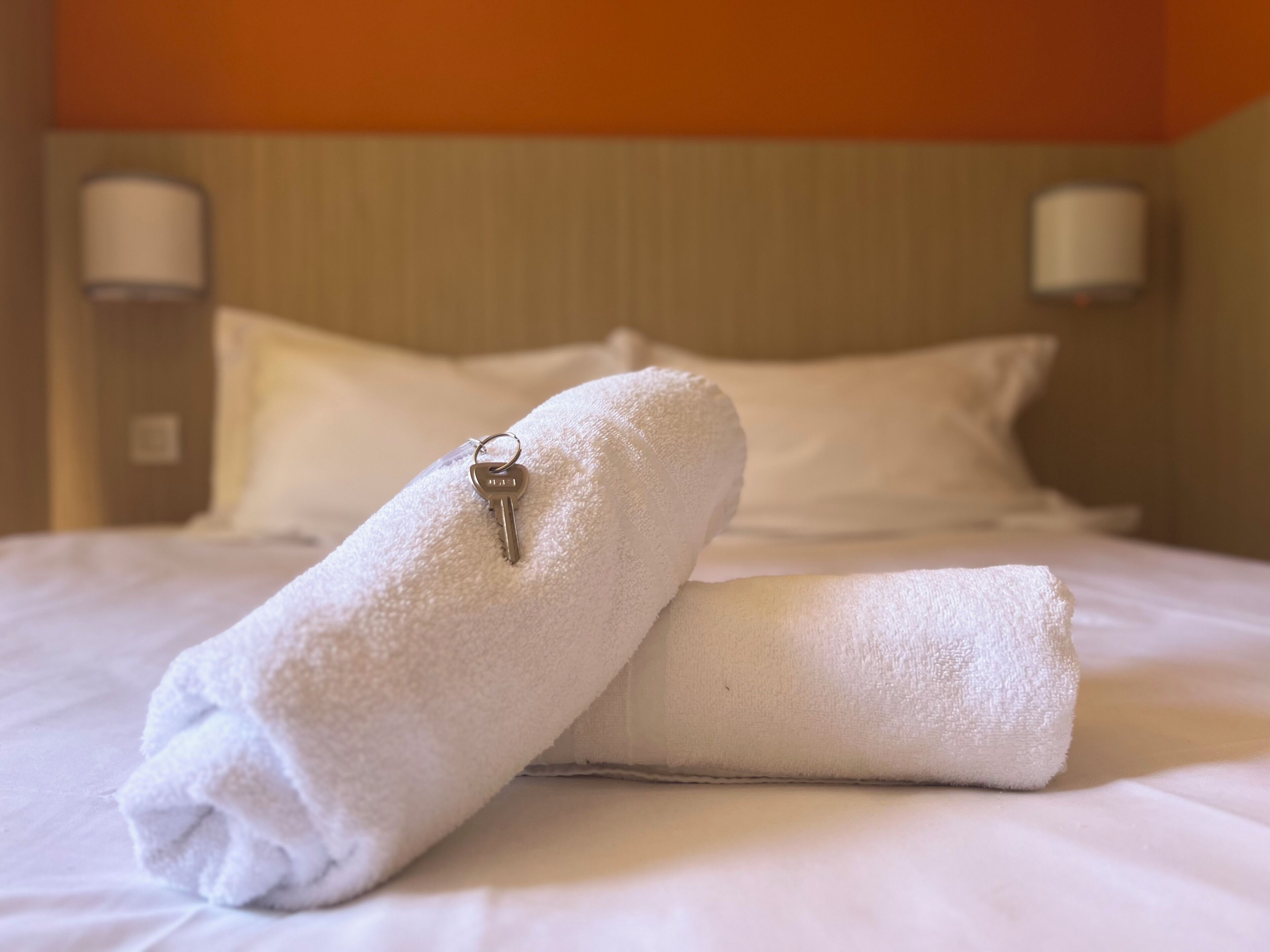 Bureau, lits bébé (gratuits), draps fournis