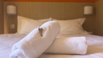 Bureau, lits bébé (gratuits), draps fournis