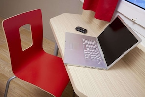 Desk, free cribs/infant beds, bed sheets