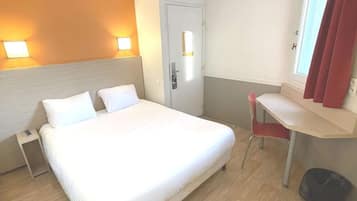 Desk, free cots/infant beds, bed sheets