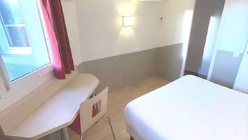 Escriptori, bressols gratuïts i roba de llit