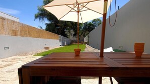 Outdoor dining - So Cool Hostel Porto (Porto)