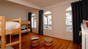 Down comforters, iron/ironing board, free WiFi, bed sheets - So Cool Hostel Porto (Porto)