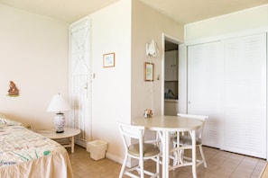 Studio, Multiple Beds, Kitchen, Ocean View | Dining