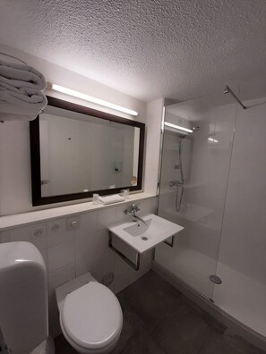 Shower, eco-friendly toiletries, towels - Premiere Classe Mâcon Sud (Chaintre)