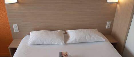 Meja kerja, tirai kedap cahaya, kedap suara, dan Wi-Fi gratis