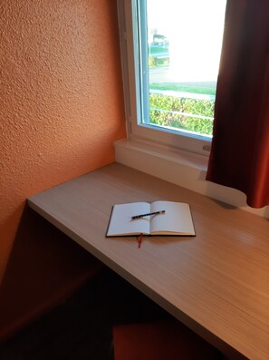 Escritorio, cortinas blackout, sistema de insonorización y wifi gratis 