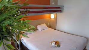 Desk, blackout drapes, soundproofing, free WiFi - Premiere Classe Mâcon Sud (Chaintre)