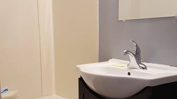 Standardzimmer, 1 Doppelbett | Badezimmer | Duschwanne