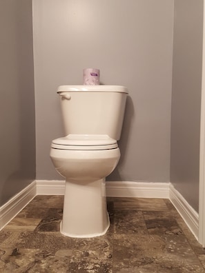 Standard Room, 1 Double Bed | Bathroom | Combined shower/tub