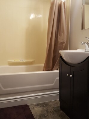 Standaard kamer, 1 queensize bed | Badkamer | Een bad/douchecombinatie