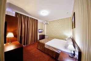 Minibar, brankas, meja kerja, dan tirai kedap cahaya