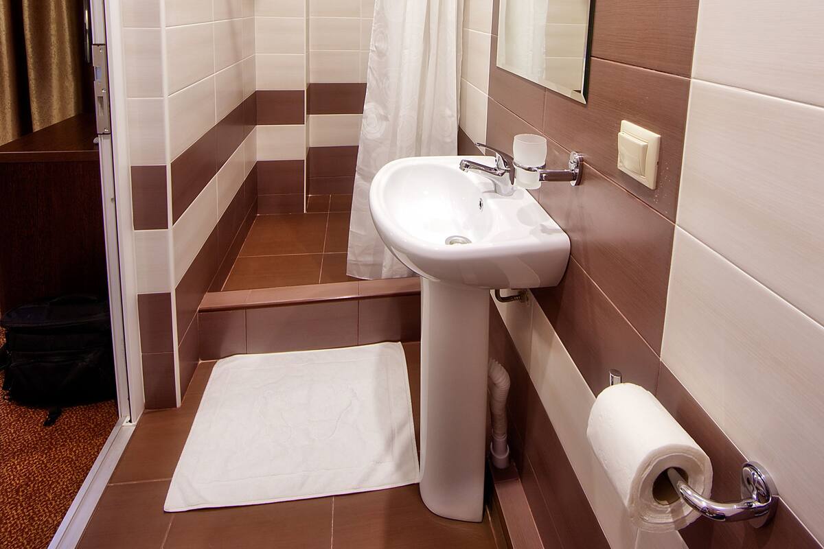 Standard Double Room | Bathroom | Shower, free toiletries, hair dryer, towels