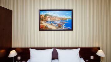Quarto casal standard, sacada | Frigobar, cofres nos quartos, escrivaninha, cortinas blackout