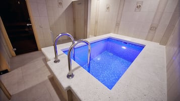 Indoor spa tub