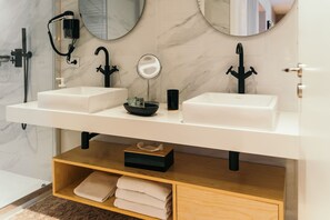 Superior-lejlighed | Badeværelse | Gratis toiletartikler, hårtørrer, badekåber, håndklæder