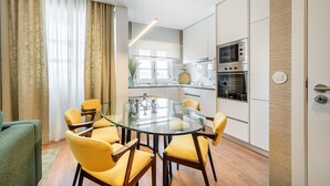 Panoramic Apartment | Private kitchen | Coffee/tea maker, fridge, microwave, oven - Casas do Porto - Ribeira Apartments (Porto)