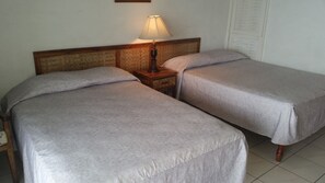 Tabla de planchar con plancha, wifi y ropa de cama