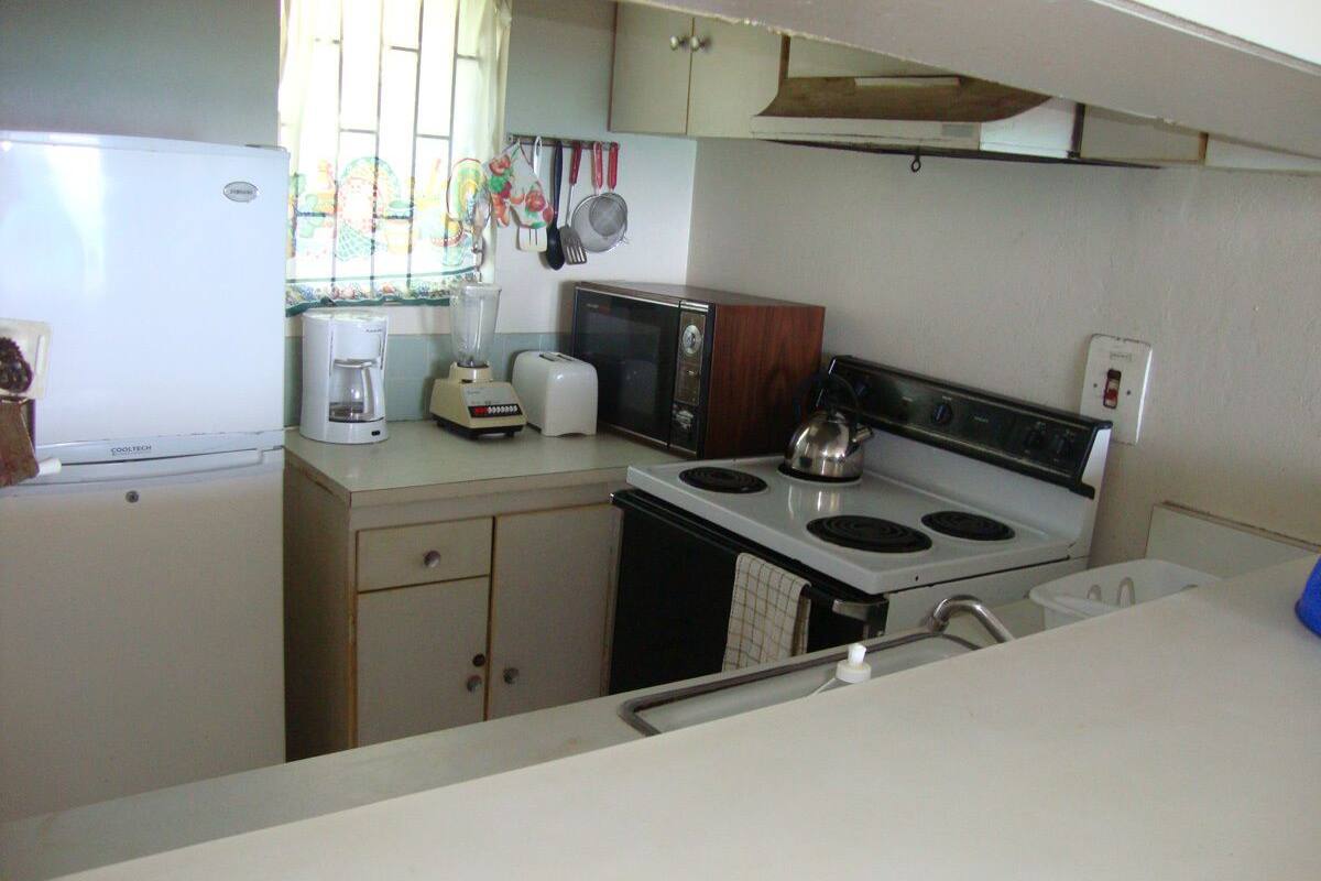 basic studio, ocean view, beachside | private kitchen | microwave, oven, stovetop, cookware/dishes/utensils