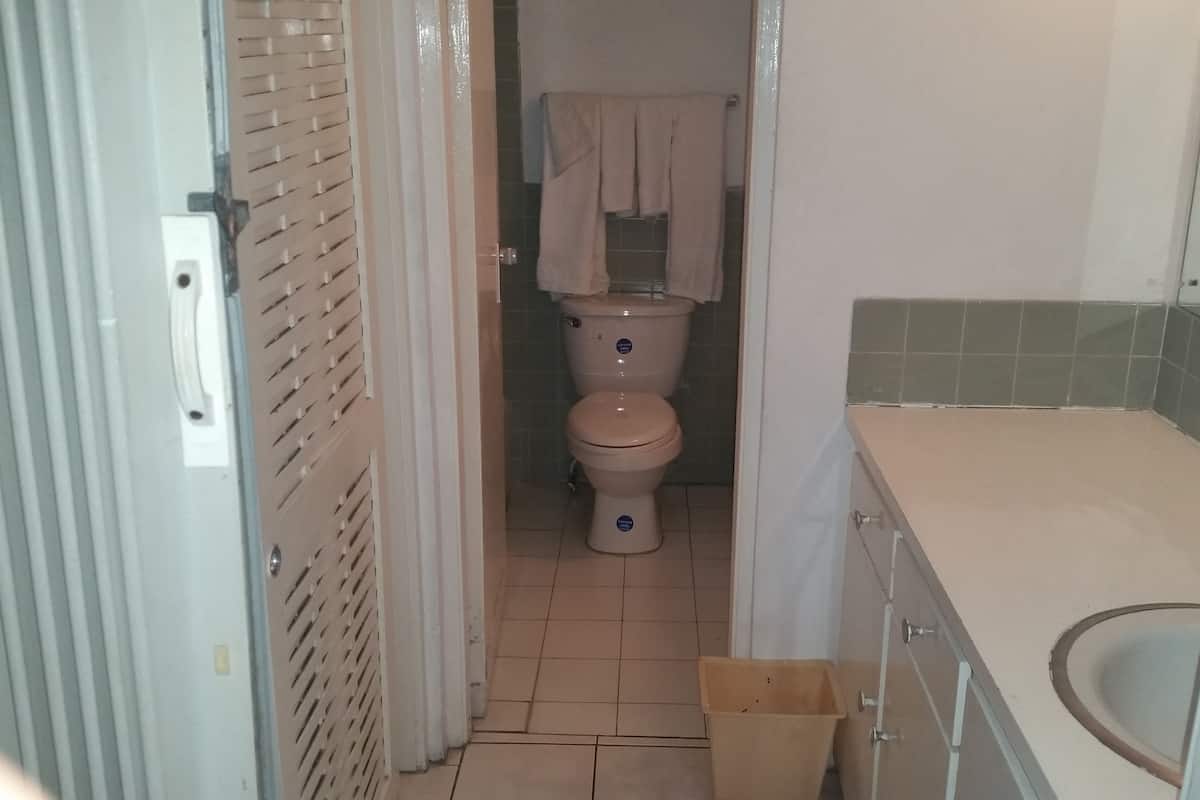 basic apartment, ocean view, beachside | bathroom | combined shower/bathtub, free toiletries, hair dryer, towels