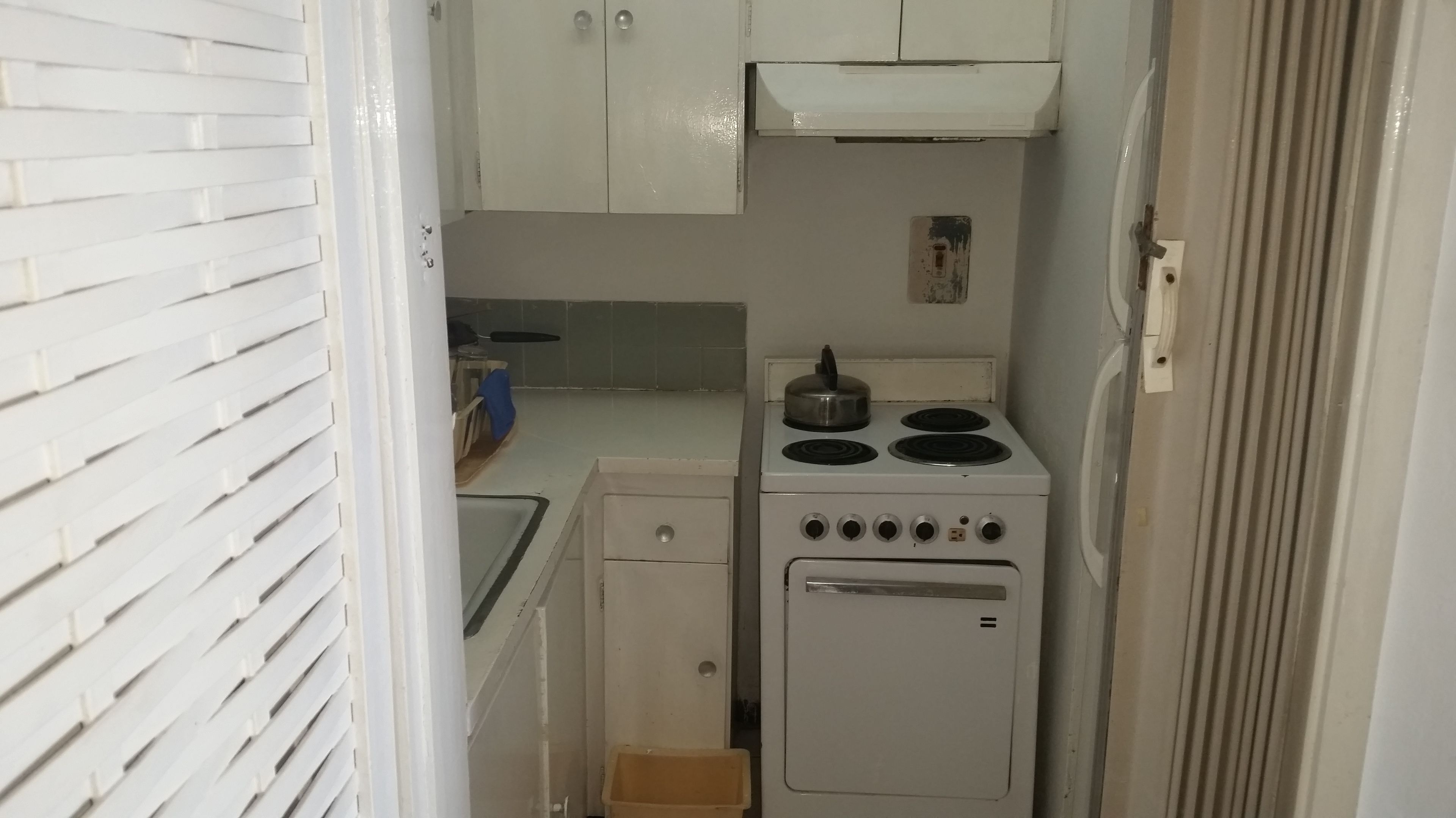 basic apartment, ocean view, beachside | private kitchen | microwave, oven, stovetop, cookware/dishes/utensils