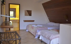 Escritorio, tabla de planchar con plancha y camas plegables/adicionales 