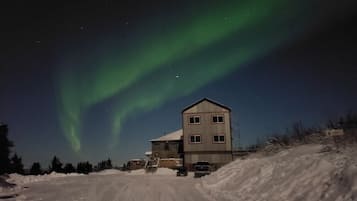 Vista frontal de la propiedad por la tarde o noche