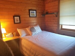 Standard Queen Room, 1 Bedroom, Shared Bathroom | Free WiFi, bed sheets - Mount Aurora Lodge (Fairbanks)