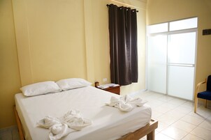 高档床上用品、客房内保险箱、办公桌、免费 WiFi