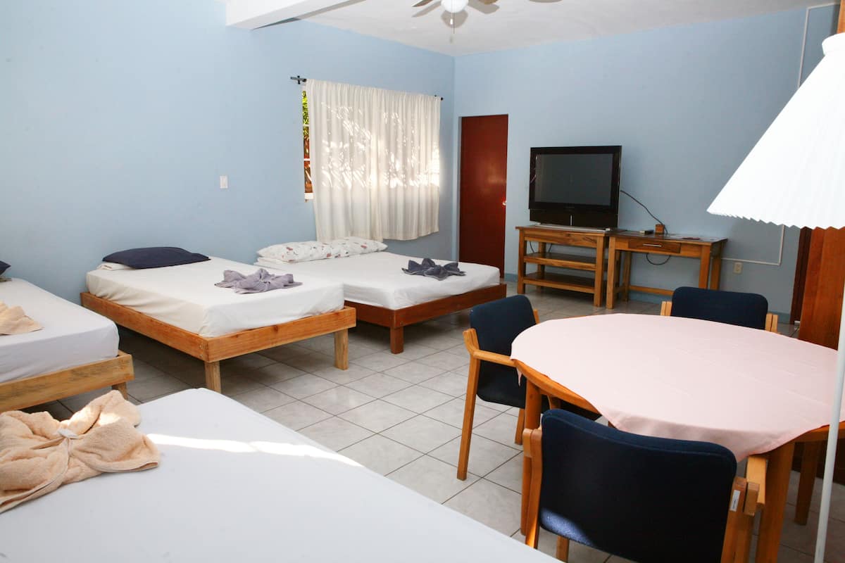 Habitación cuádruple familiar | Ropa de cama de alta calidad y caja de seguridad en la habitación