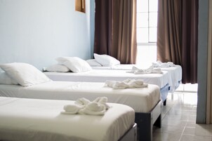 Ropa de cama de alta calidad y caja de seguridad en la habitación 