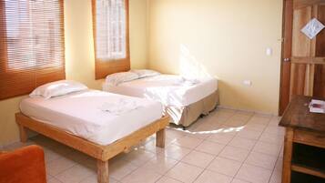 Sengetøy av topp kvalitet, safe på rommet og skrivebord