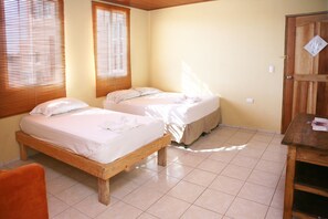 Roupas de cama premium, cofres nos quartos, escrivaninha