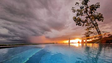 Una piscina al aire libre, tumbonas