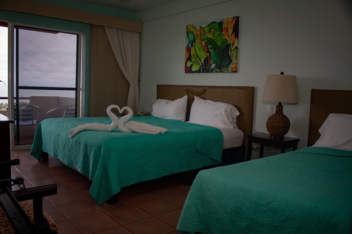 Superior tweepersoonskamer | Luxe beddengoed, een minibar, een bureau, gratis wifi