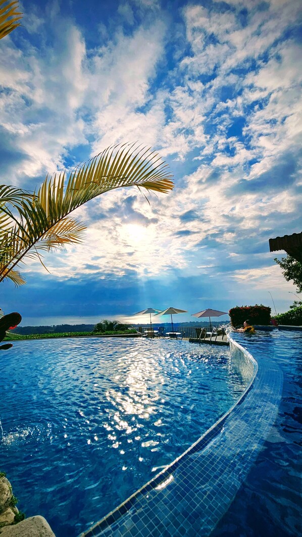 حمّام سباحة خارجي، مقاعد للتشمس