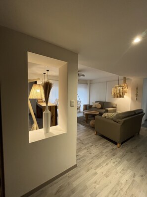 Suite Gran Master | Zona de estar | Smart TV de 32 pulgadas con canales por satélite, una televisión