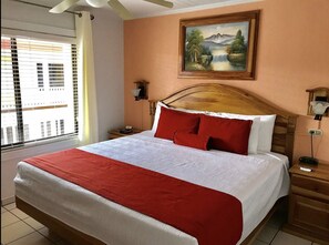 2 slaapkamers, luxe beddengoed, een kluis op de kamer, een bureau