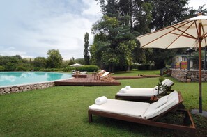 Outdoor pool, pool loungers - Dos Lunas Horse Riding Lodge (Ongamira)