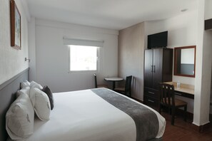 Business Room, 1 King Bed | Desk, blackout curtains, free WiFi, bed sheets - Hoteles Unico Express (León)