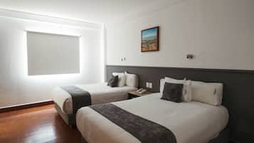 Habitación empresarial, 2 camas matrimoniales | Escritorio, cortinas blackout, wifi gratis y ropa de cama