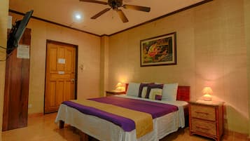 Habitación Deluxe, fumadores | Ropa de cama de alta calidad, minibar, caja fuerte y escritorio