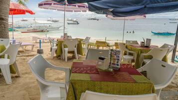 Se sirven desayunos y cocina internacional (con vistas a la playa)
