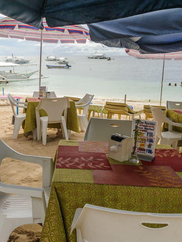 Se sirven desayunos, comidas y cocina internacional con vista a la playa
