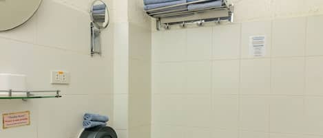 Une petite salle de bain avec un lavabo, des toilettes et un porte-serviettes.