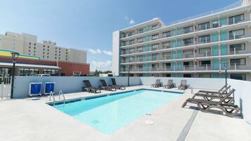 Una piscina al aire libre de temporada