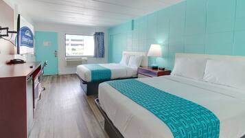 Escritorio, espacio para trabajar con laptop y cortinas blackout