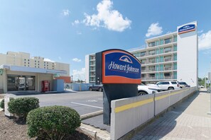 Exterior - Howard Johnson by Wyndham Virginia Beach At The Beach (Virginia Beach)