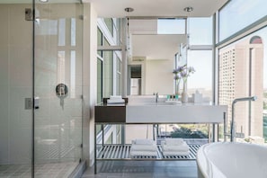 Regency Executive Suite King | Bathroom | Eco-friendly toiletries, hair dryer, towels, soap