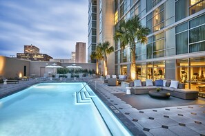 Outdoor pool, open 6:00 AM to 10:00 PM, pool umbrellas, pool loungers - Hyatt Regency Houston/Galleria (Houston)